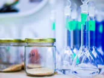 Fioles et pots en laboratoire de recherche 