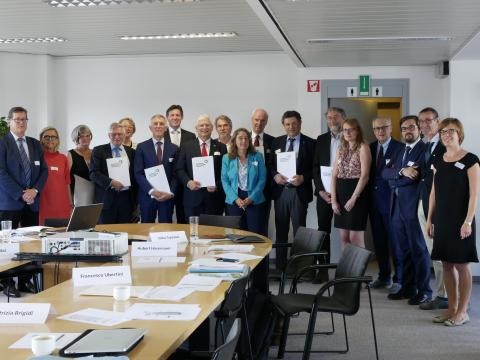 Photo de groupe lors de la signature de l'accord le 3 juillet 2019