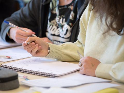 Mains d'étudiants prenant des notes