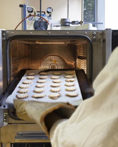 Photographie de gâteaux sortant du four