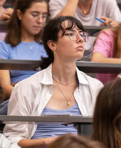 Jeune étudiante à l'amphithéâtre AgroParisTech 