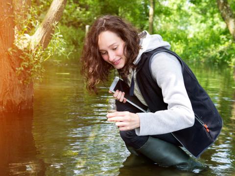 Etudiante faisant des recherches en eau douce 