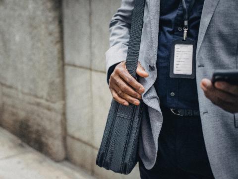 Un salarié devant son entreprise 