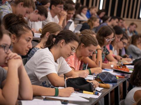 Photographie d'étudiants en amphithéâtre