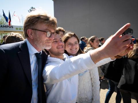 Marc Fesneau, ministre de l'agriculture et de la souveraineté alimentaire, avec deux étudiants, lors de la 2e journée de concertation pour le PLOAA