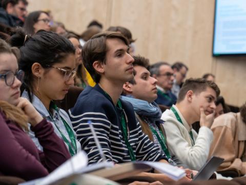 Photographie d'étudiantes et étudiants en amphithéâtre