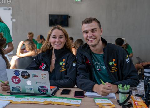 Rentrée étudiante dans l'amphithéâtre du Campus Palaiseau avec une étudiante et un étudiant de l'association ASE 