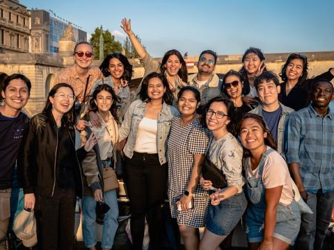 Des étudiants internationaux posent sur un bateau mouche